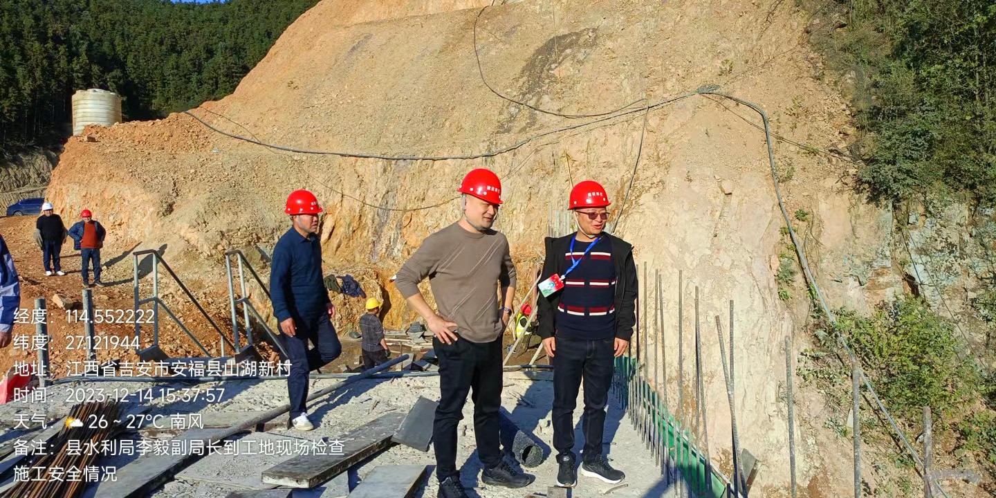 安?？h水利局安全檢查組成員在神口水庫進行檢查